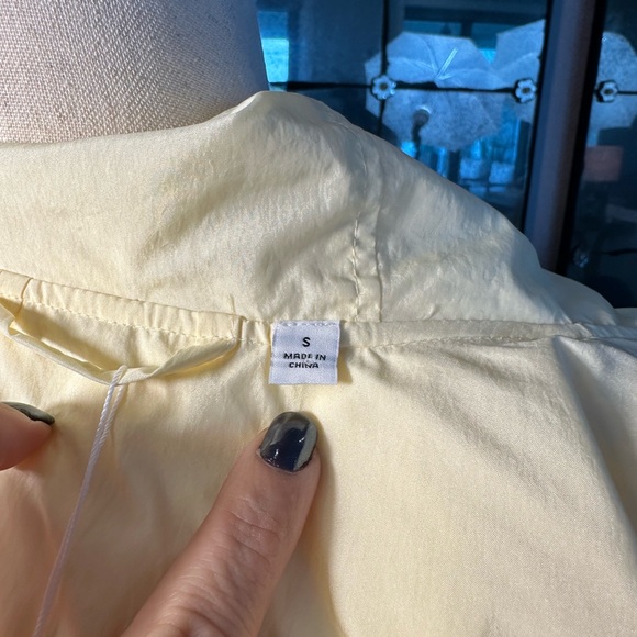 Uniqlo U packable yellow over sized hooded rain poncho. - Picture 13 of 14